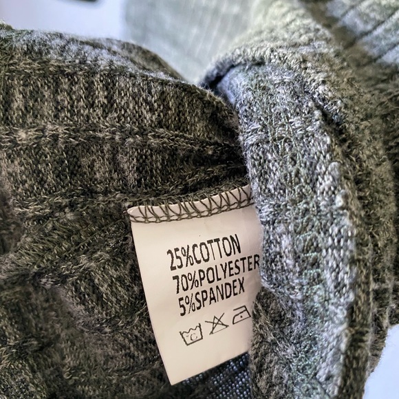 Ribbed V-Neck Lightweight Top - Picture 6 of 8